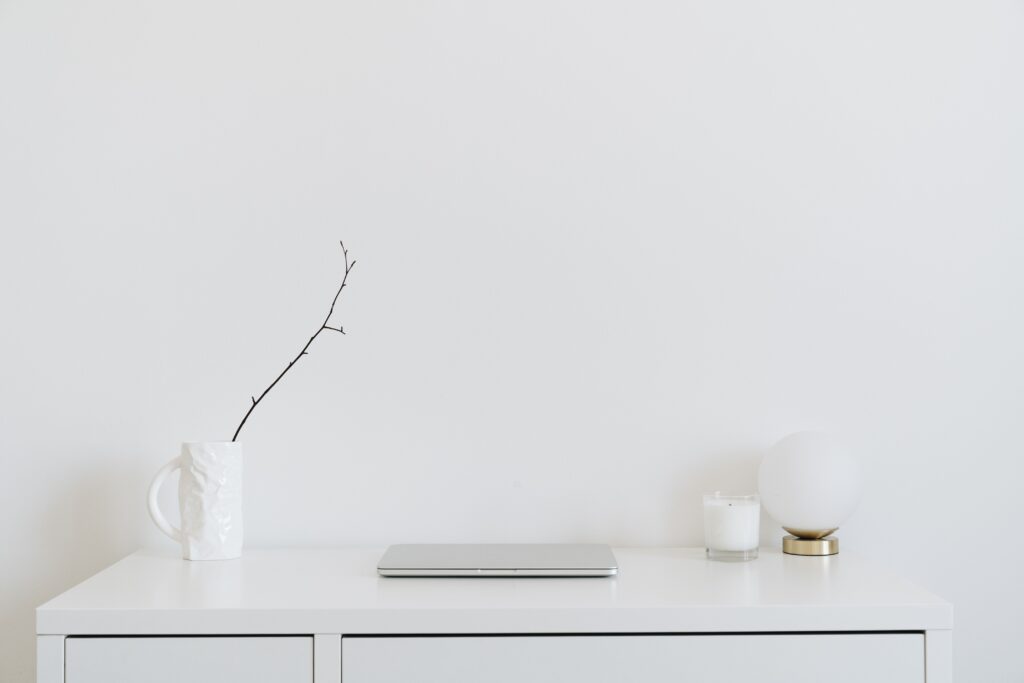 aesthetic desk setup laptop